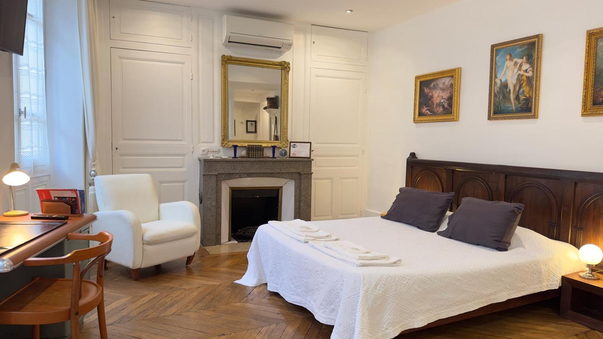 Chambre De Charme Au Coeur Du Vieux Valence - Confort & Calme エクステリア 写真