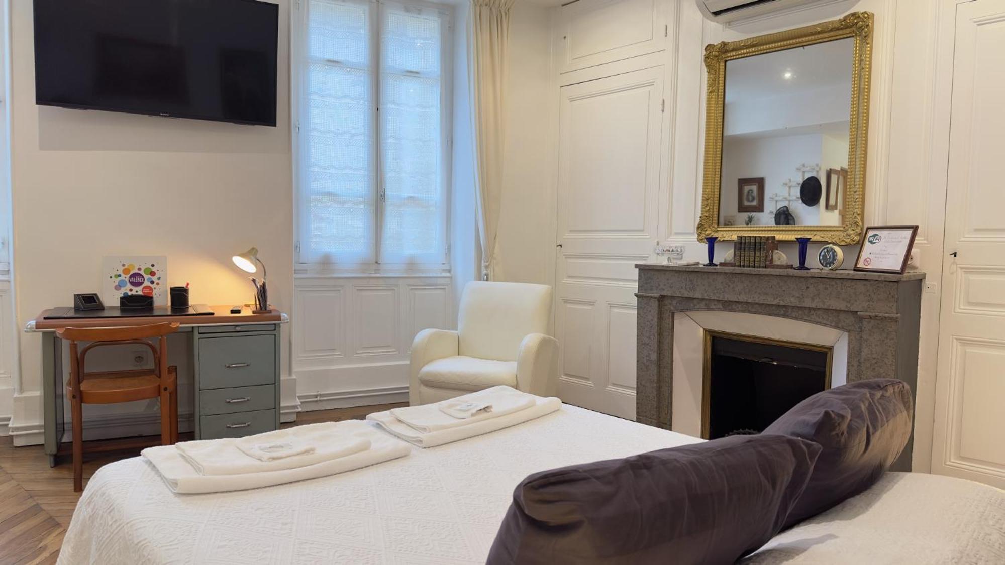 Chambre De Charme Au Coeur Du Vieux Valence - Confort & Calme エクステリア 写真